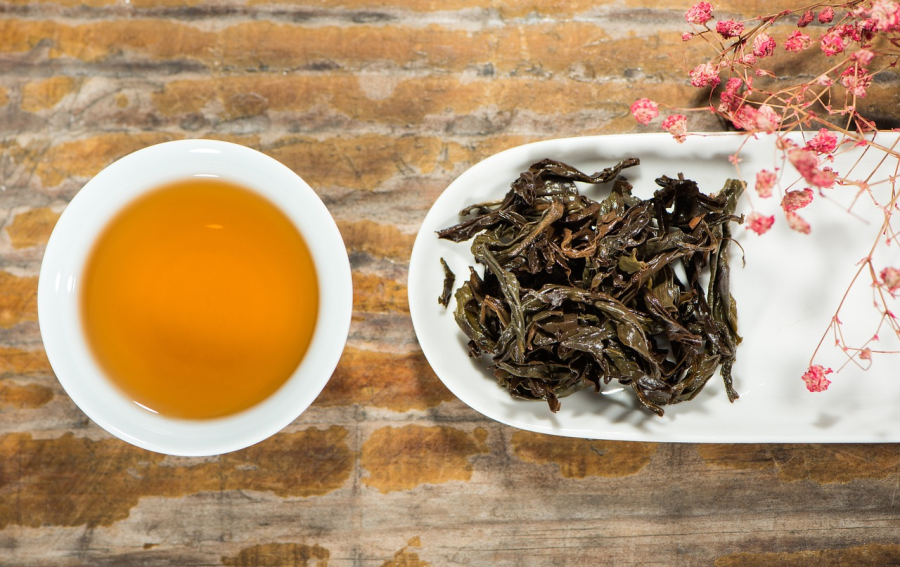 Ekologiczne nawożenie roślin doniczkowych fusami z herbaty