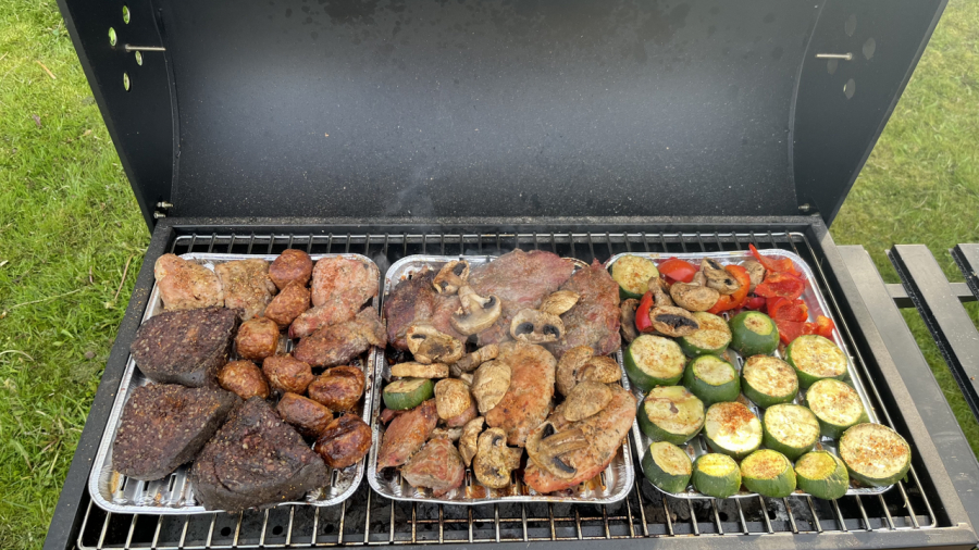 Jak rozpalić grill i przygotować potrawy, które zachwycą gości​?