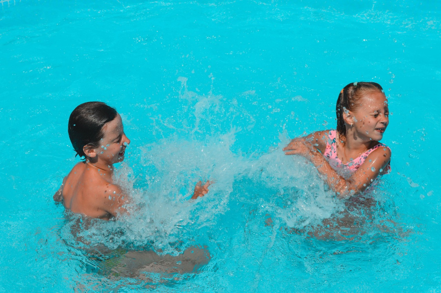 Pływanie jako forma aktywności wakacyjnej- jak zdrowo wykorzystać czas wolny?